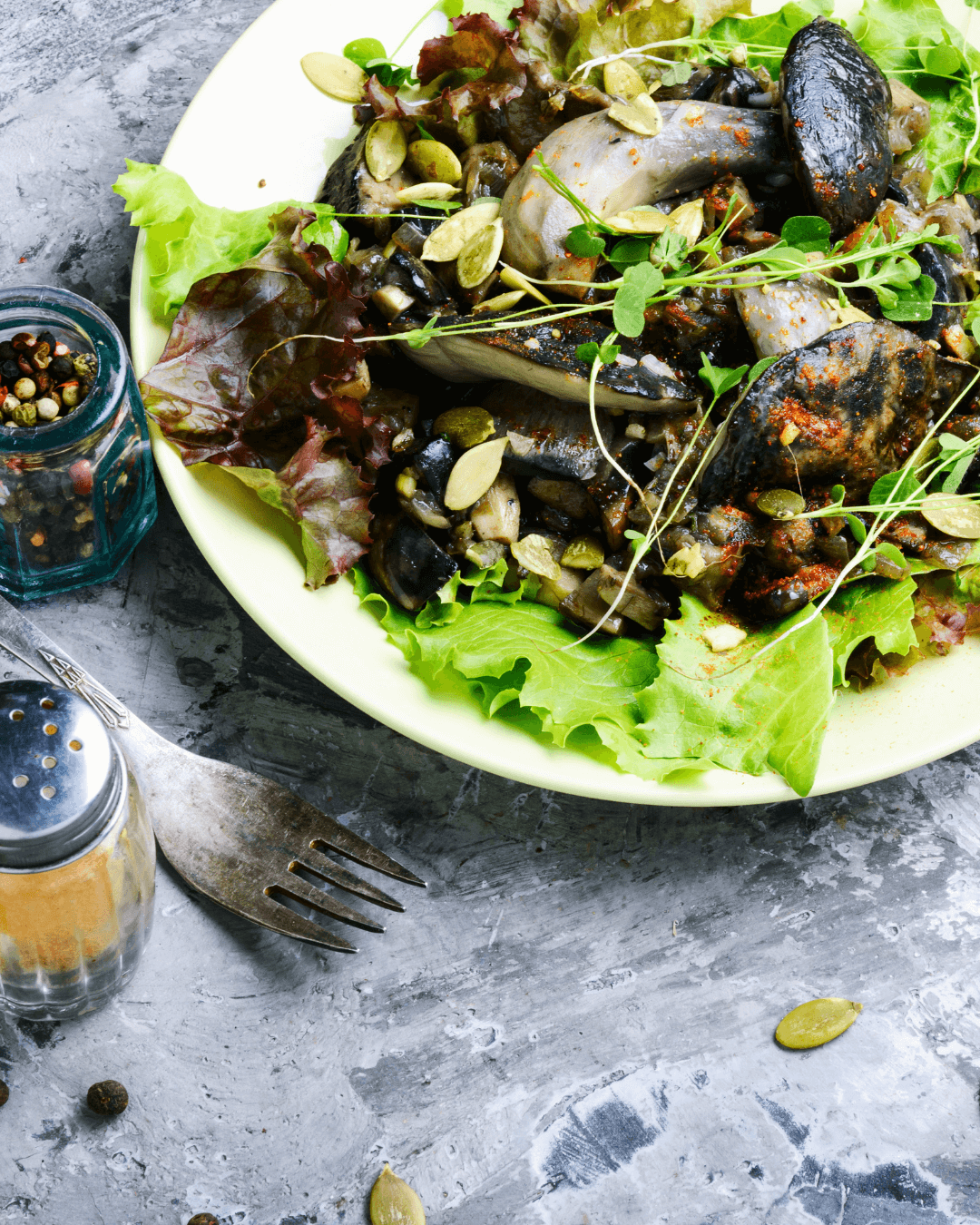 Grüner Salat mit Champignons